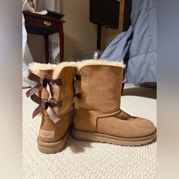 UGG Australia Bailey Bow Boots Worn TWICE Retail $210 - Picture 4 of 9